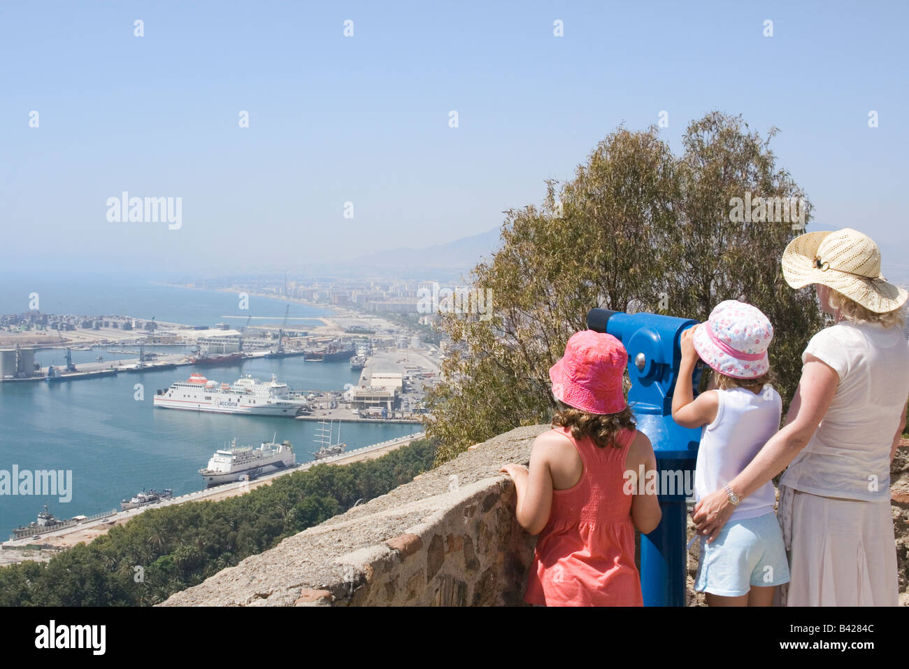 Malaga Costa del Sol Spagna vacanzieri gode di vista sul porto di Malaga città e dal Castello di Gibralfaro pareti Foto Stock