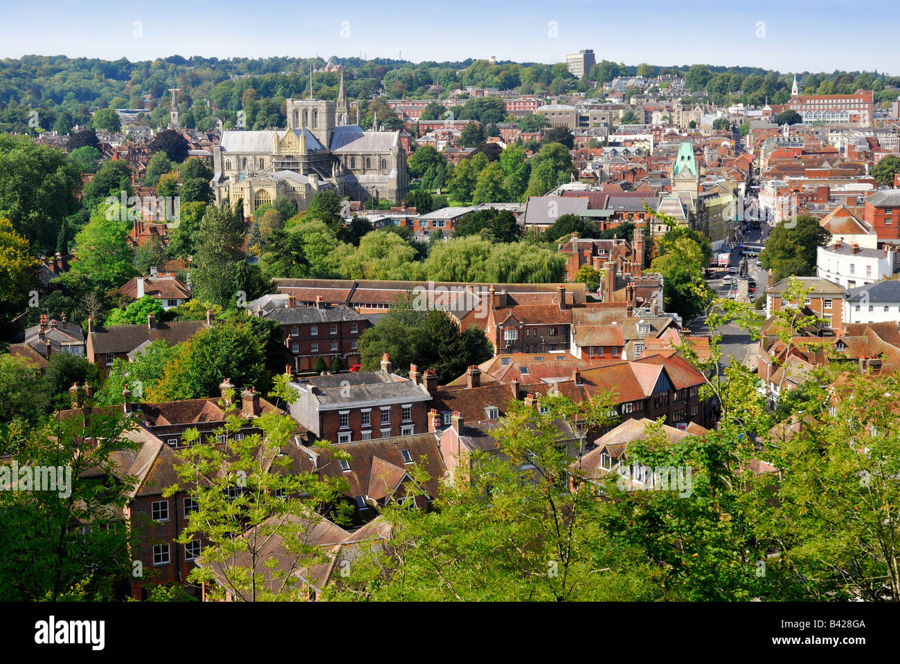 La Cattedrale di Winchester in Inghilterra, con la città circostante dal punto di vista elevato Foto Stock