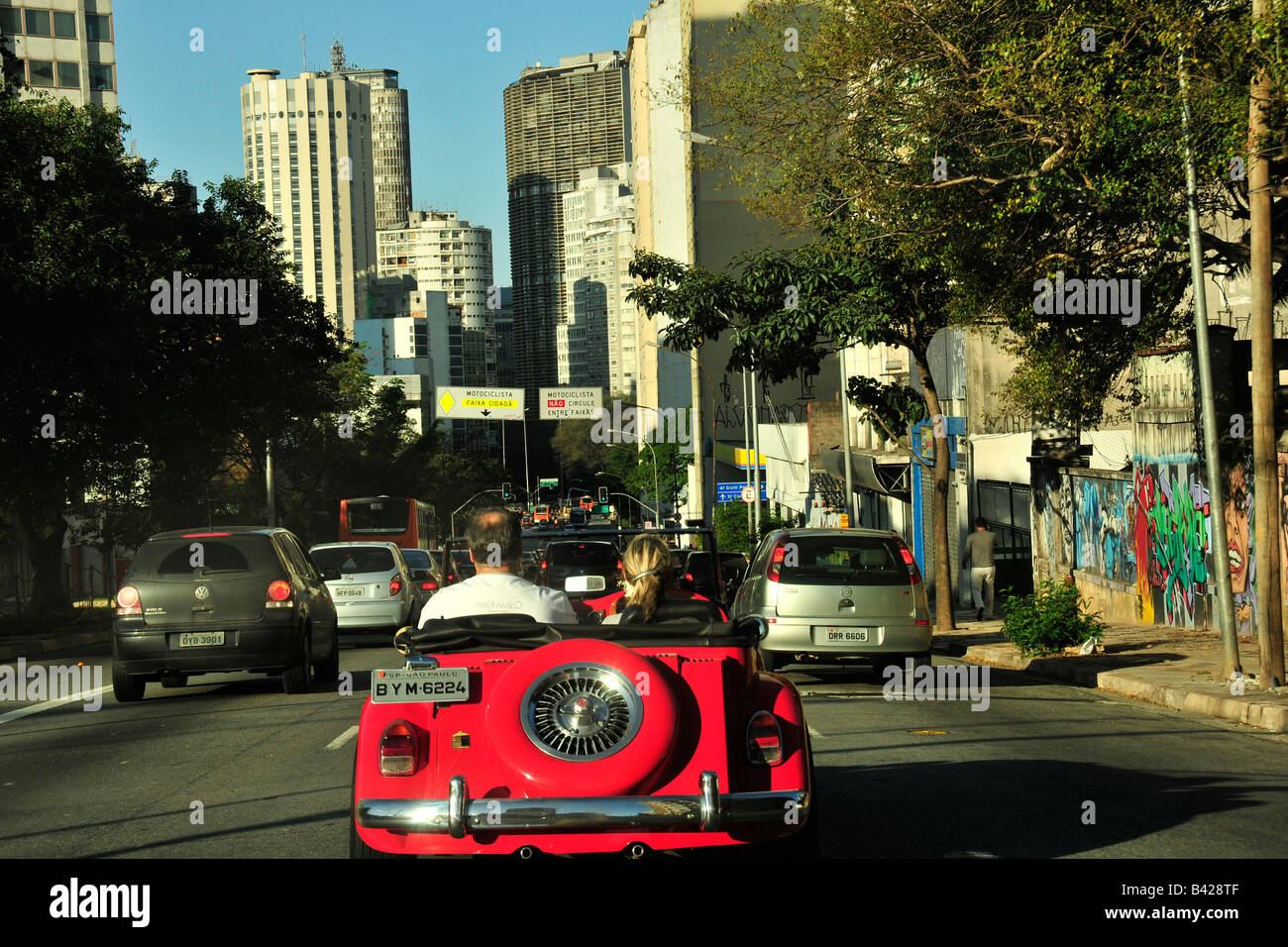 Auto rossa a Consolacao Avenue centro di Sao Paulo in Brasile Foto Stock