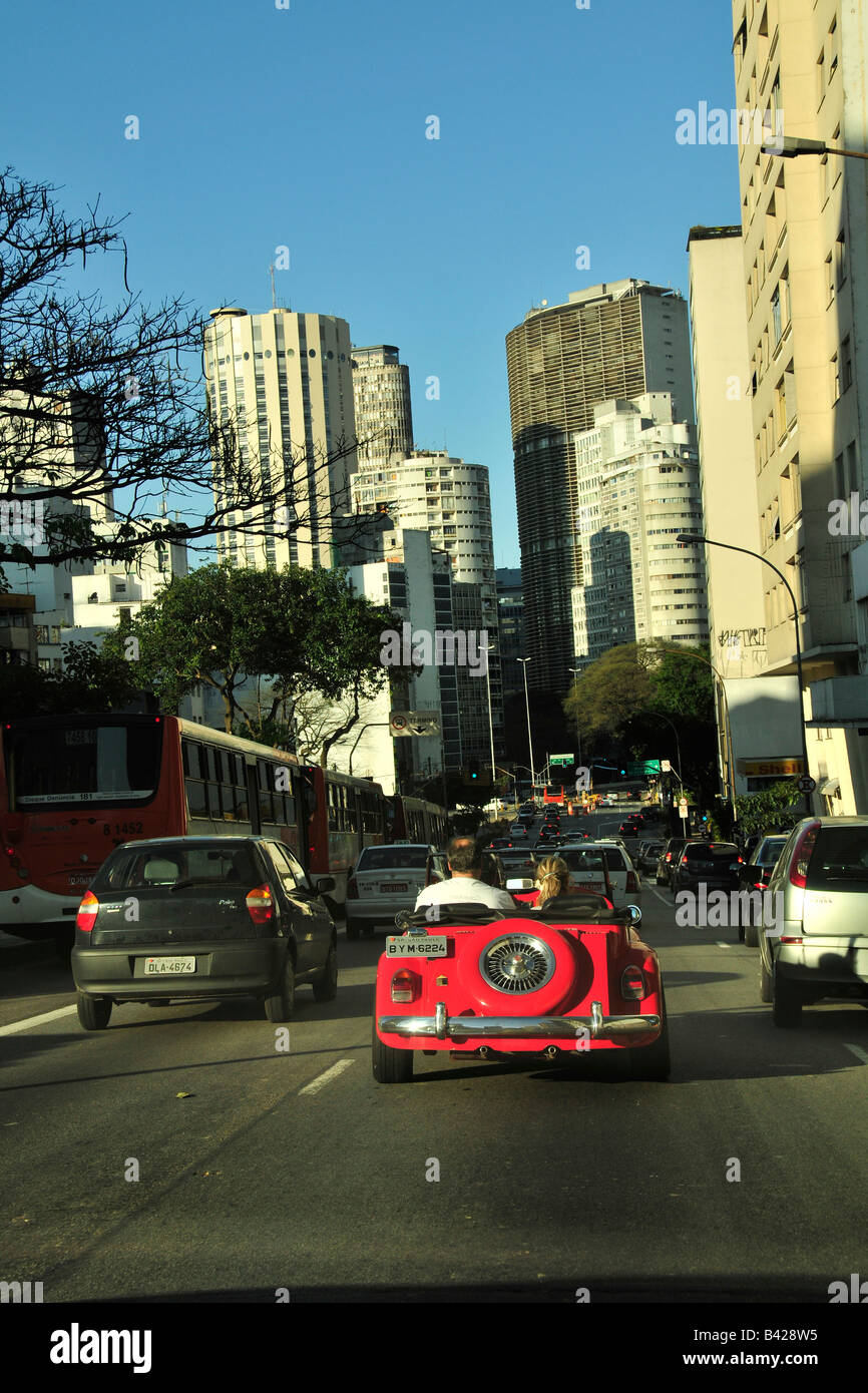 Auto rossa a Consolacao Avenue centro di Sao Paulo in Brasile Foto Stock