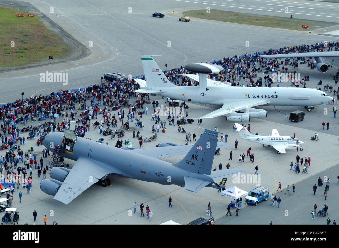 Panoramica di spettatori su asfalto, Anchorage air show, Elmendorf Air Force Base in Alaska, STATI UNITI D'AMERICA Foto Stock