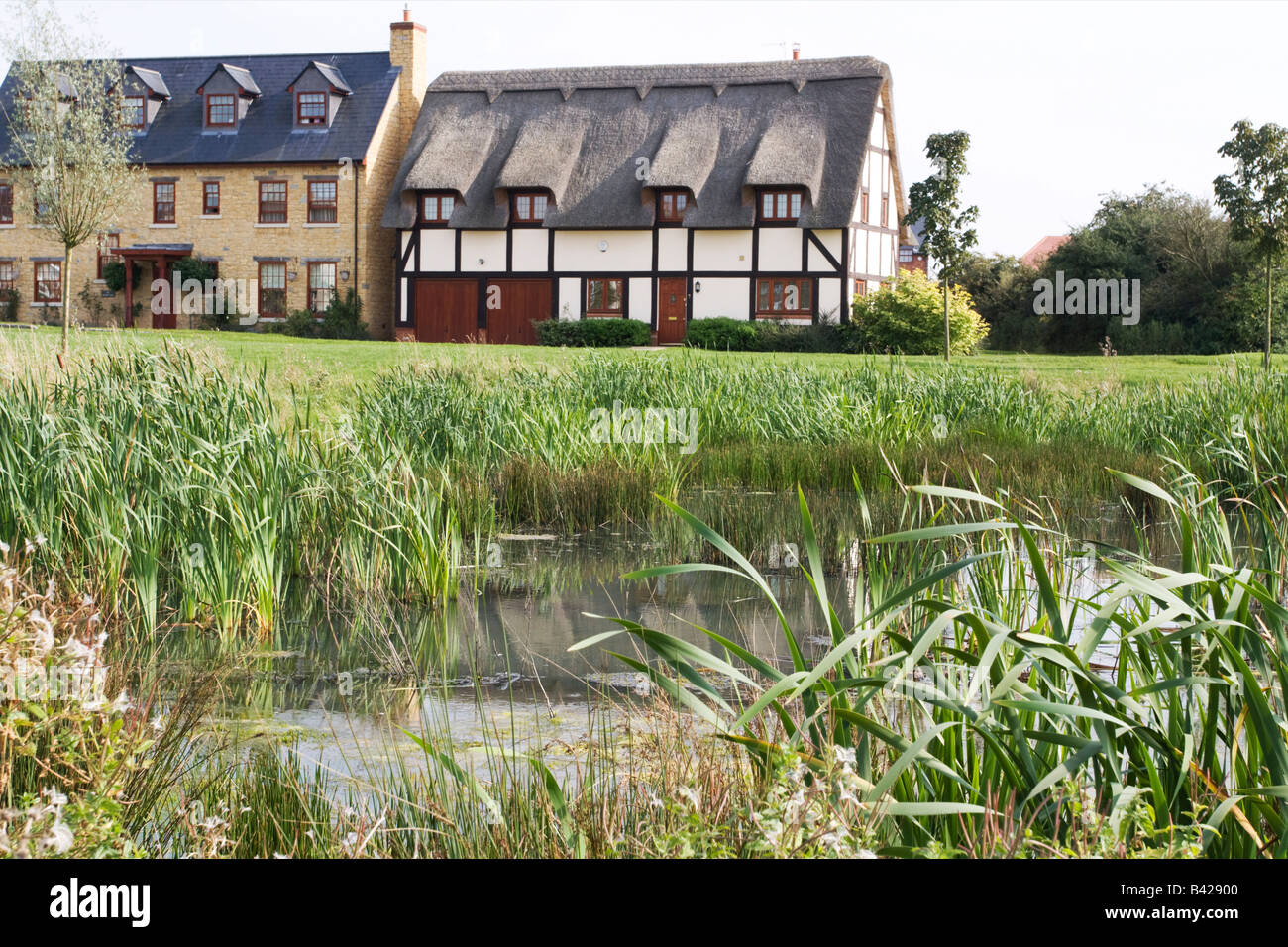 Moderno cottage con il tetto di paglia Chancellors Grange alloggiamento Station Wagon Milton Keynes Buckinghamshire Foto Stock