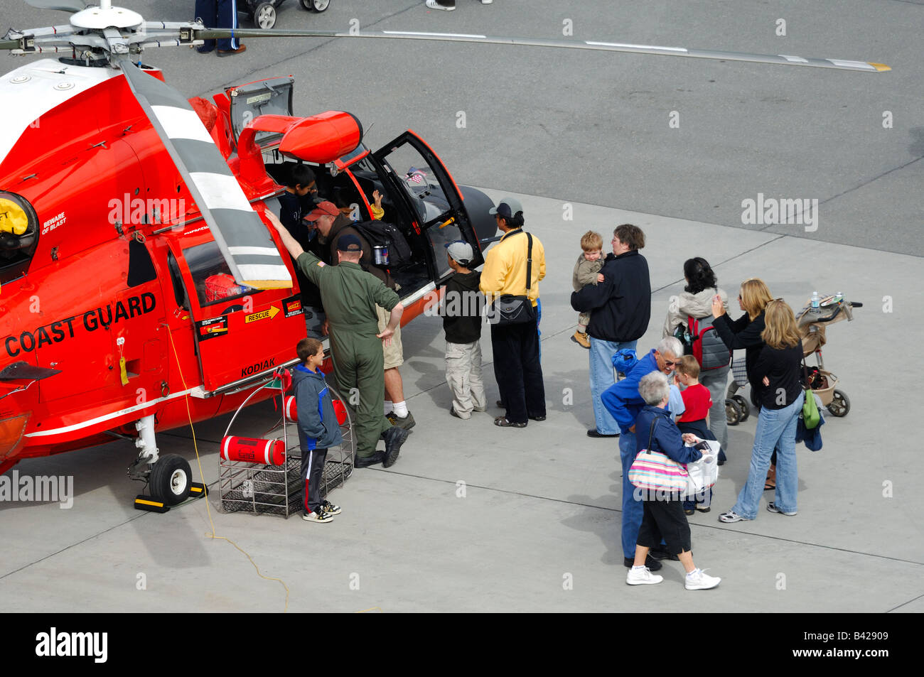 Visita pubblica della US Coast Guard elicottero Eurocopter HH-65 Dolphin, Anchorage air show, Alaska, Stati Uniti d'America Foto Stock