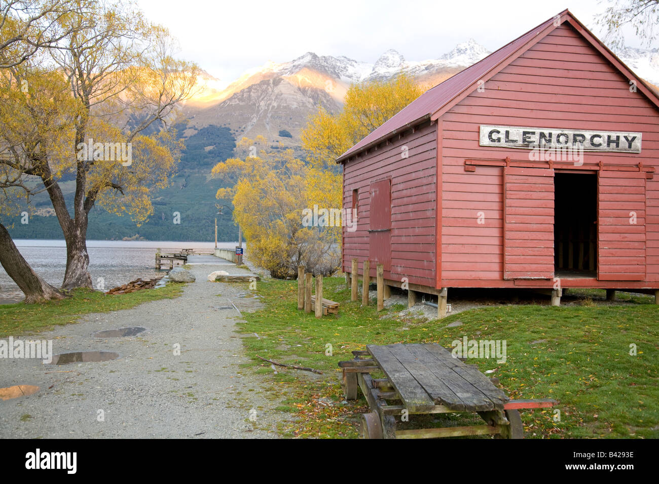 Il lago Wakatipu è stato visto da Glenorchy, isola meridionale, nuova Zelanda, con la famosa capanna rossa Glenorchy utilizzata per immagazzinare merci Foto Stock