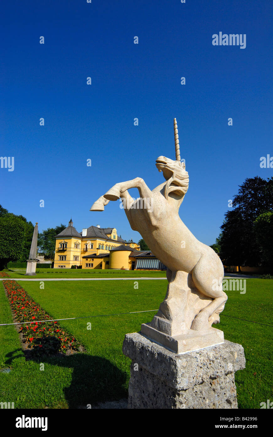 Unicorn statua nel piacere Ziergarten giardino del castello di Hellbrunn a Salisburgo in Austria Foto Stock