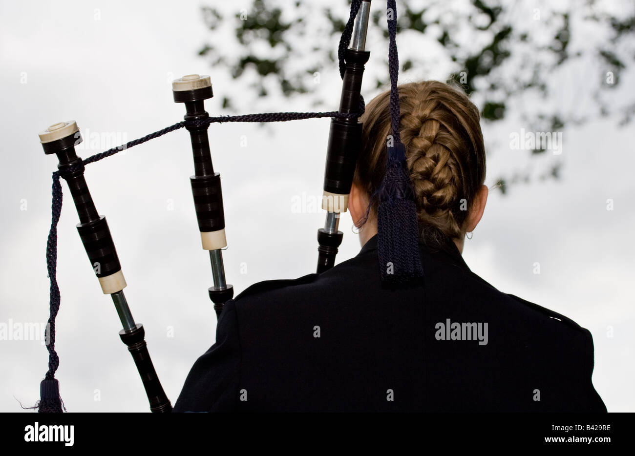 Piper femmina (vista dal retro) giocando al World Pipe Band Championships 2008 verde di Glasgow Glasgow. Foto Stock