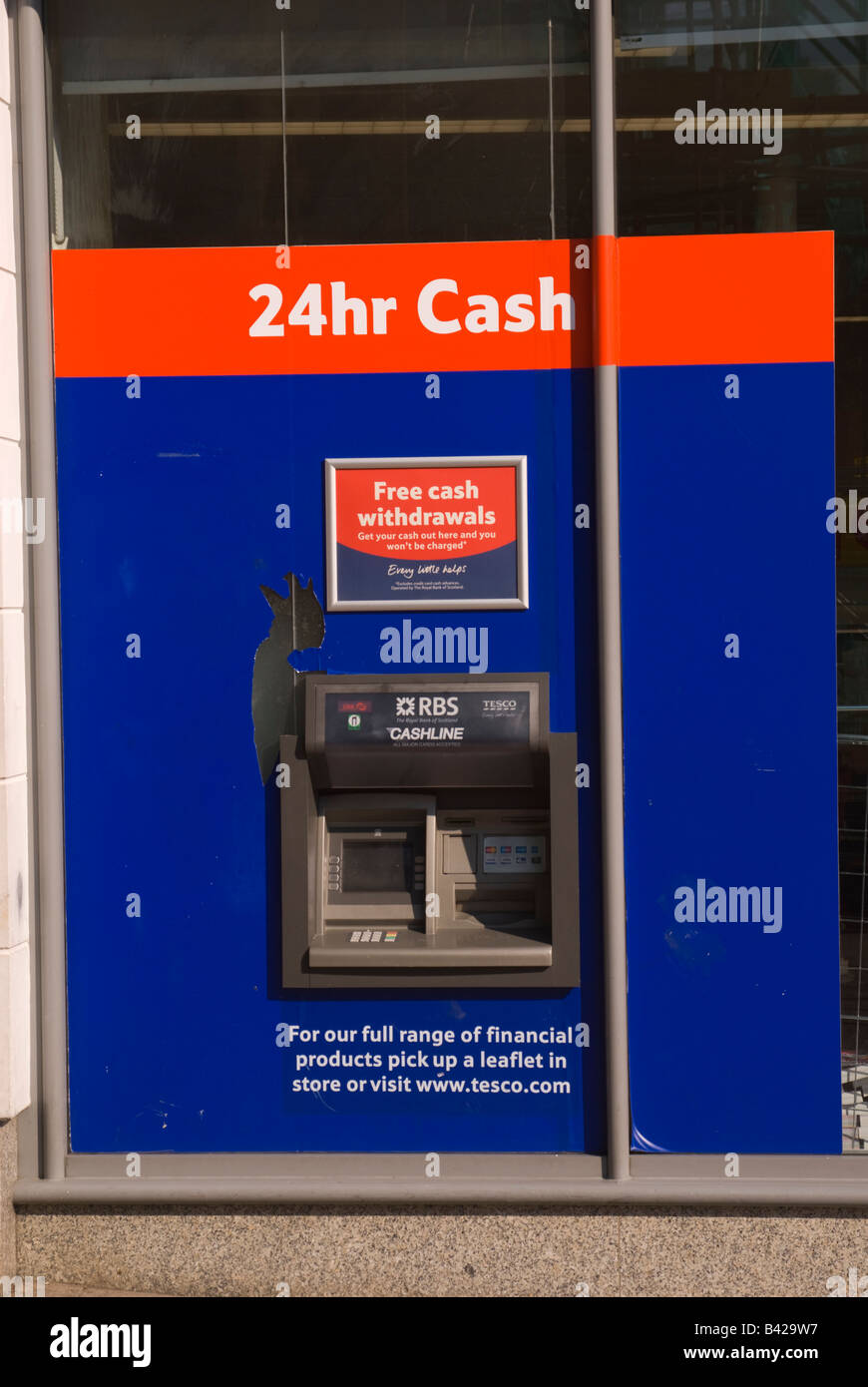 Bancomat al di fuori del Tesco nel Regno Unito Foto Stock