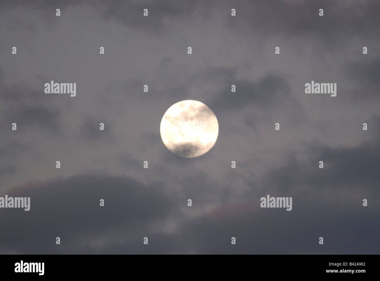 Luna piena dietro le nuvole cerchio Africa Etiopia Foto Stock
