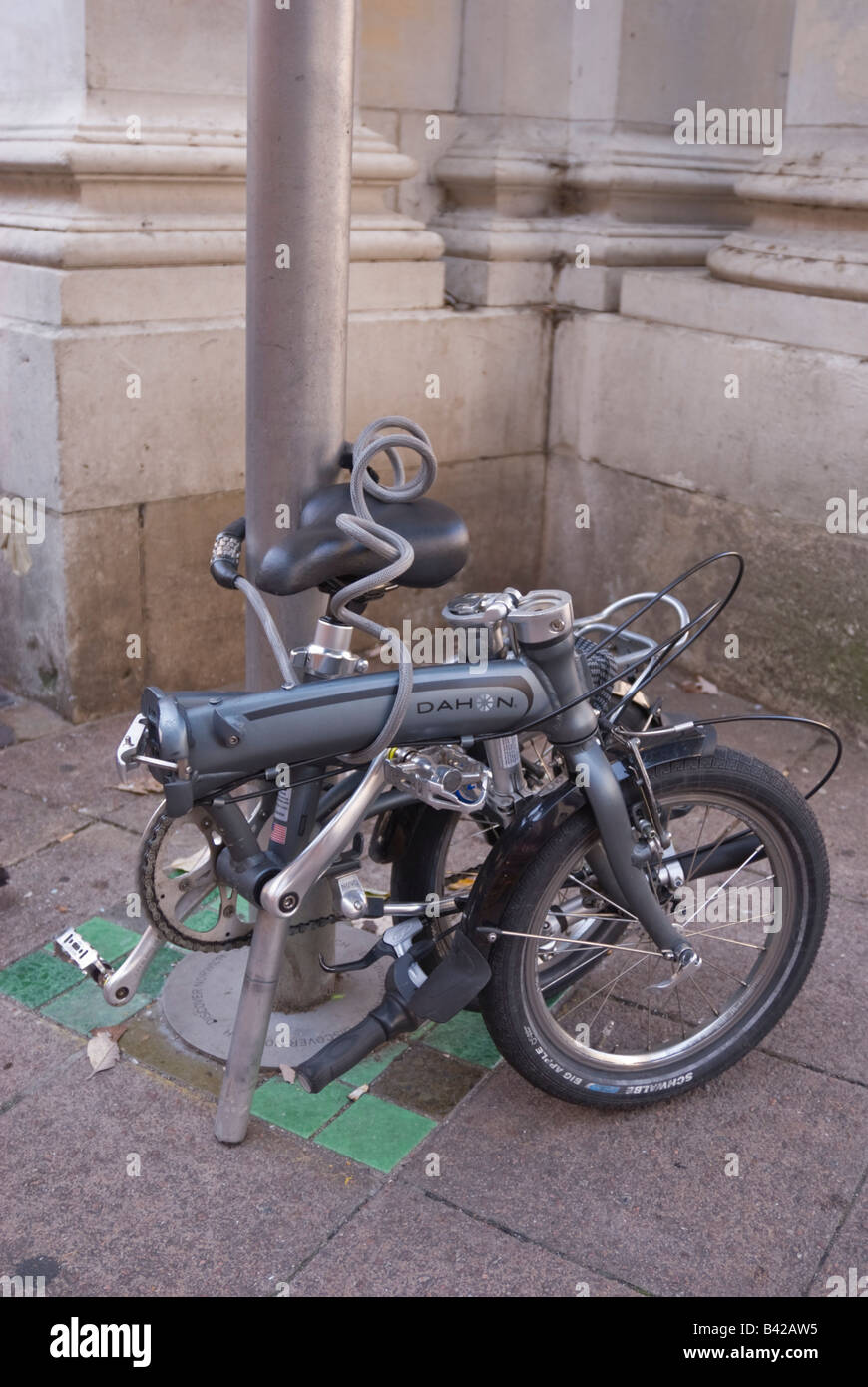 Dahon ripiegare bicicletta bloccato per un post,e ripiegata in una piccolissima dimensione compatta! Foto Stock