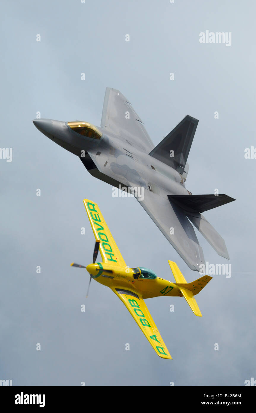 Il volo del patrimonio con F Raptor e un P-51D Mustang - Arctic Thunder airshow 2008 - Anchorage - Alaska - USA Foto Stock