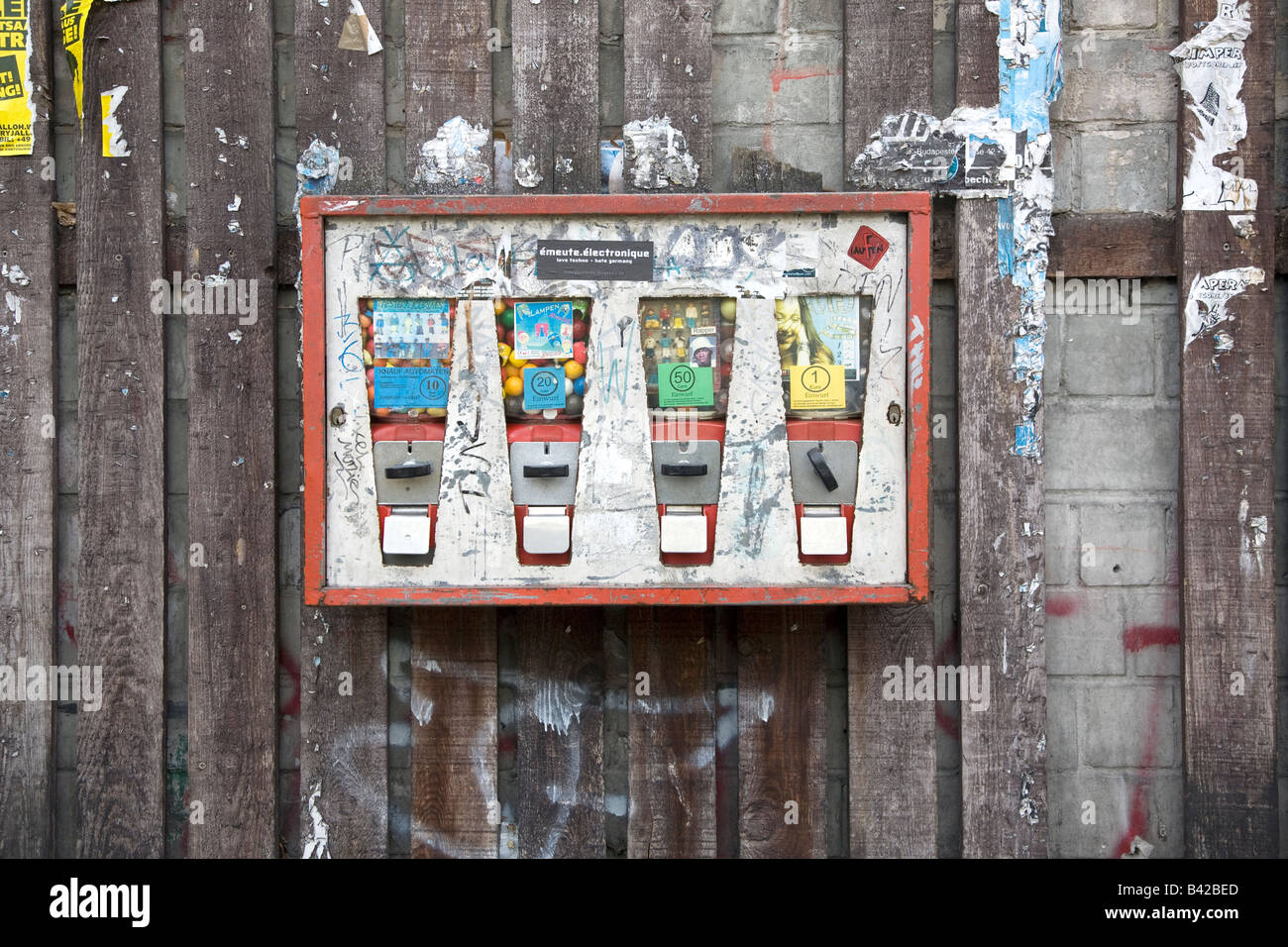 Una strada distributore soggetto ad atti vandalici a Berlino Germania Foto Stock