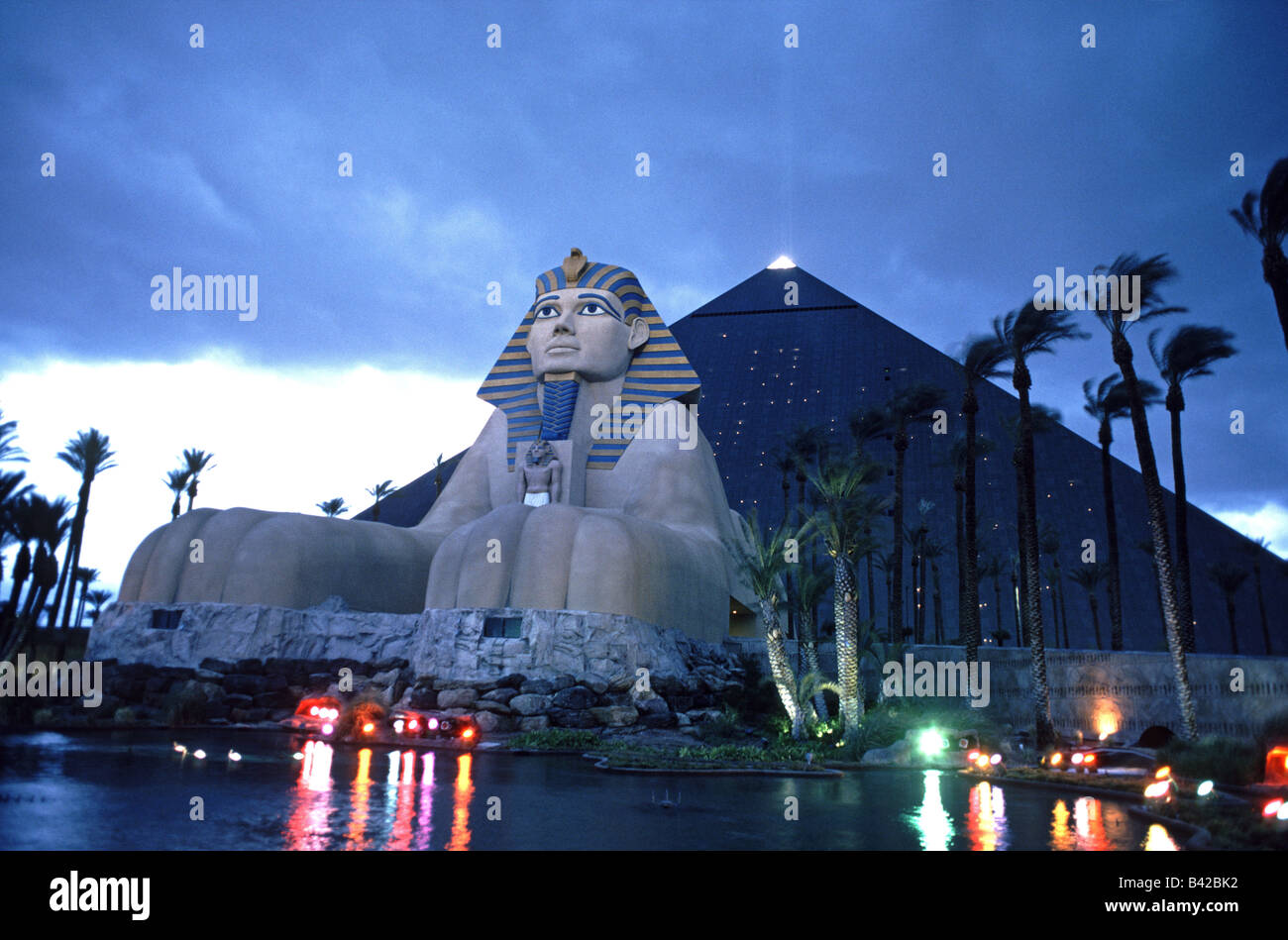 A forma di piramide Luxor Hotel Casino e le sue 10 storia Sfinge a notte Las Vegas Nevada USA Foto Stock