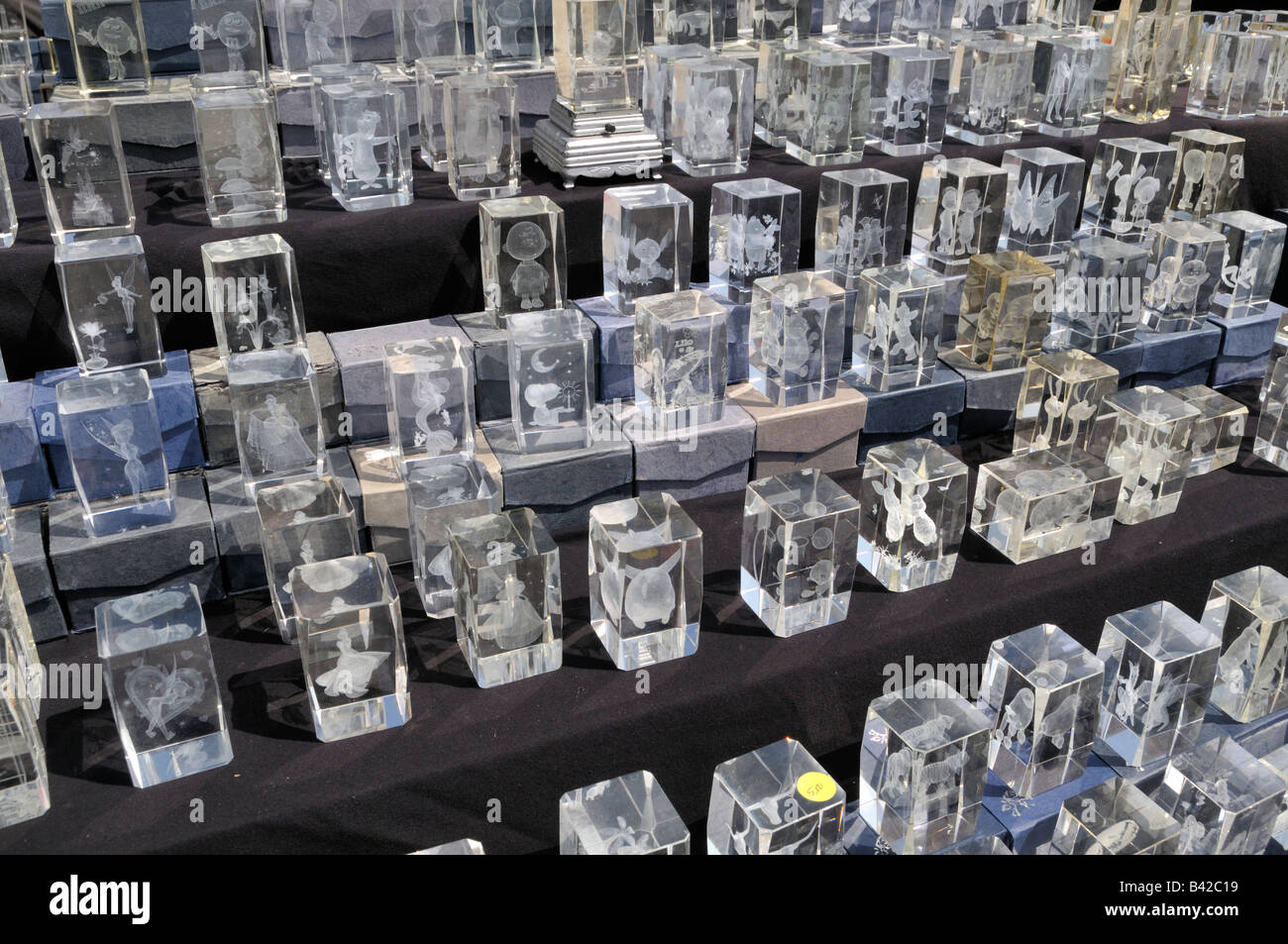 Miniatura tridimensionale incisioni ritratto all'interno del cubo di vetro simile Foto Stock