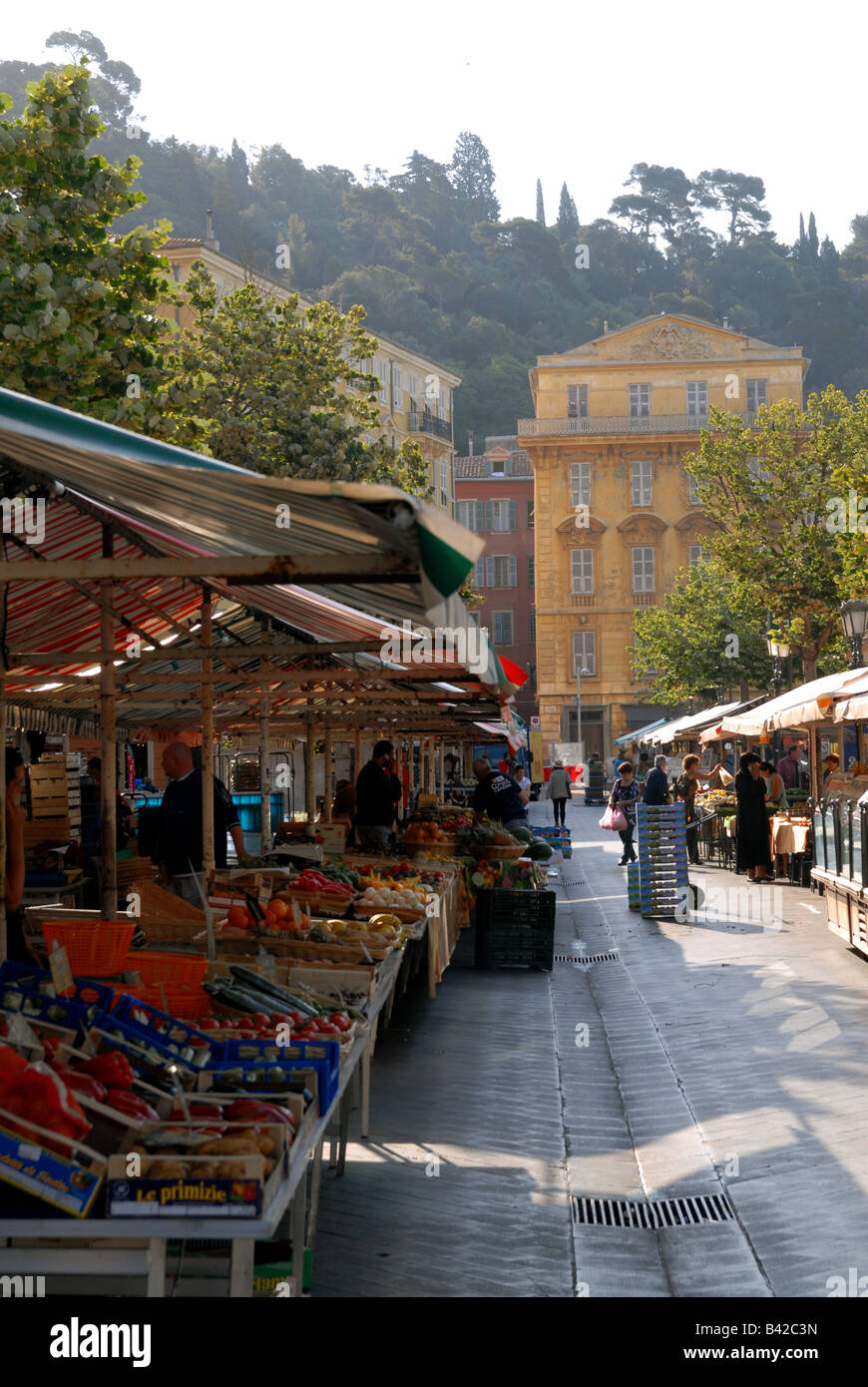 Il mercato di Cours Saleya nella città vecchia Vieux Nice Nice Cote d Azur Costa Azzurra Francia Foto Stock