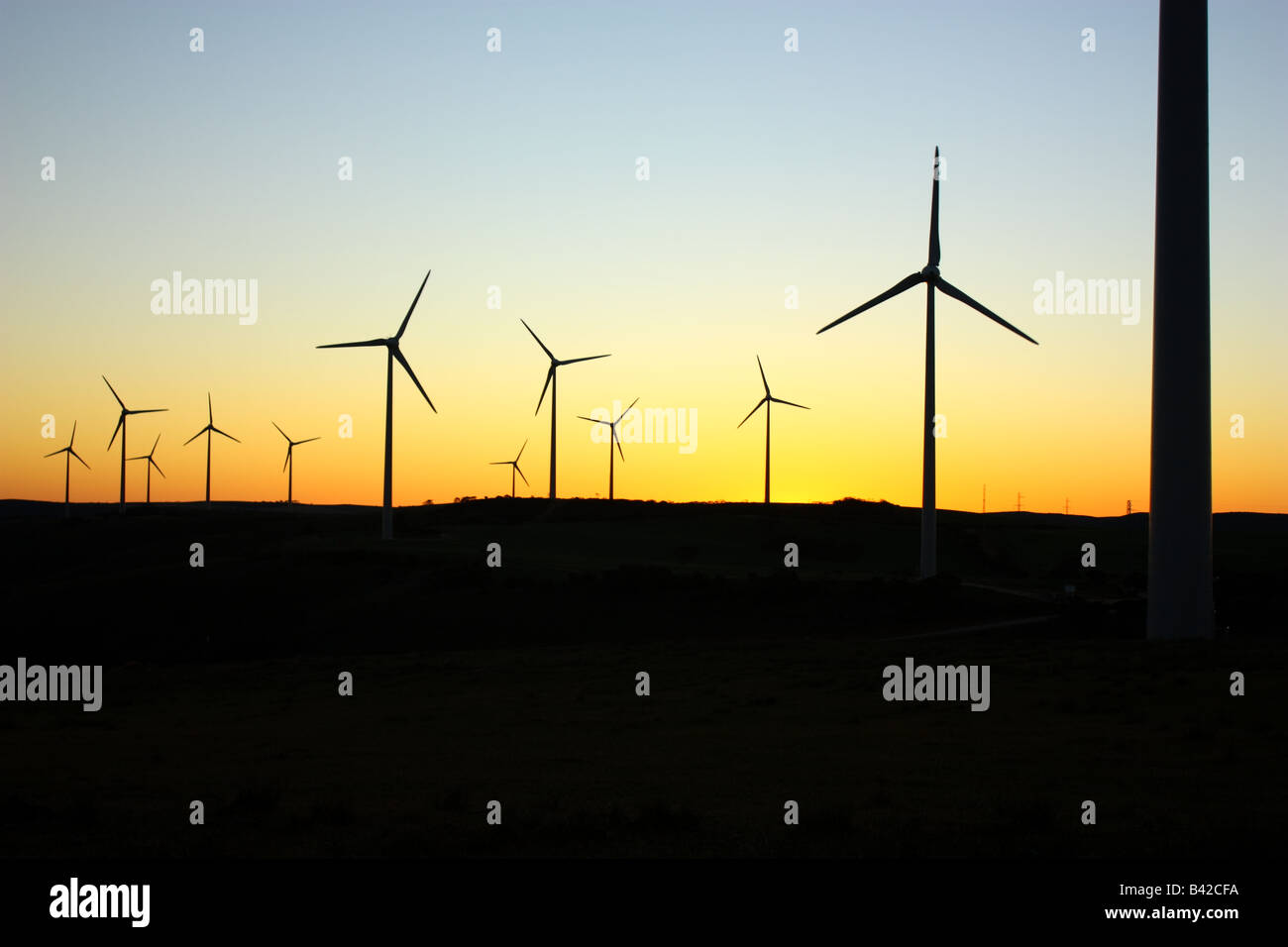 Una di grandi centrali eoliche in Sud Australia al tramonto Foto Stock