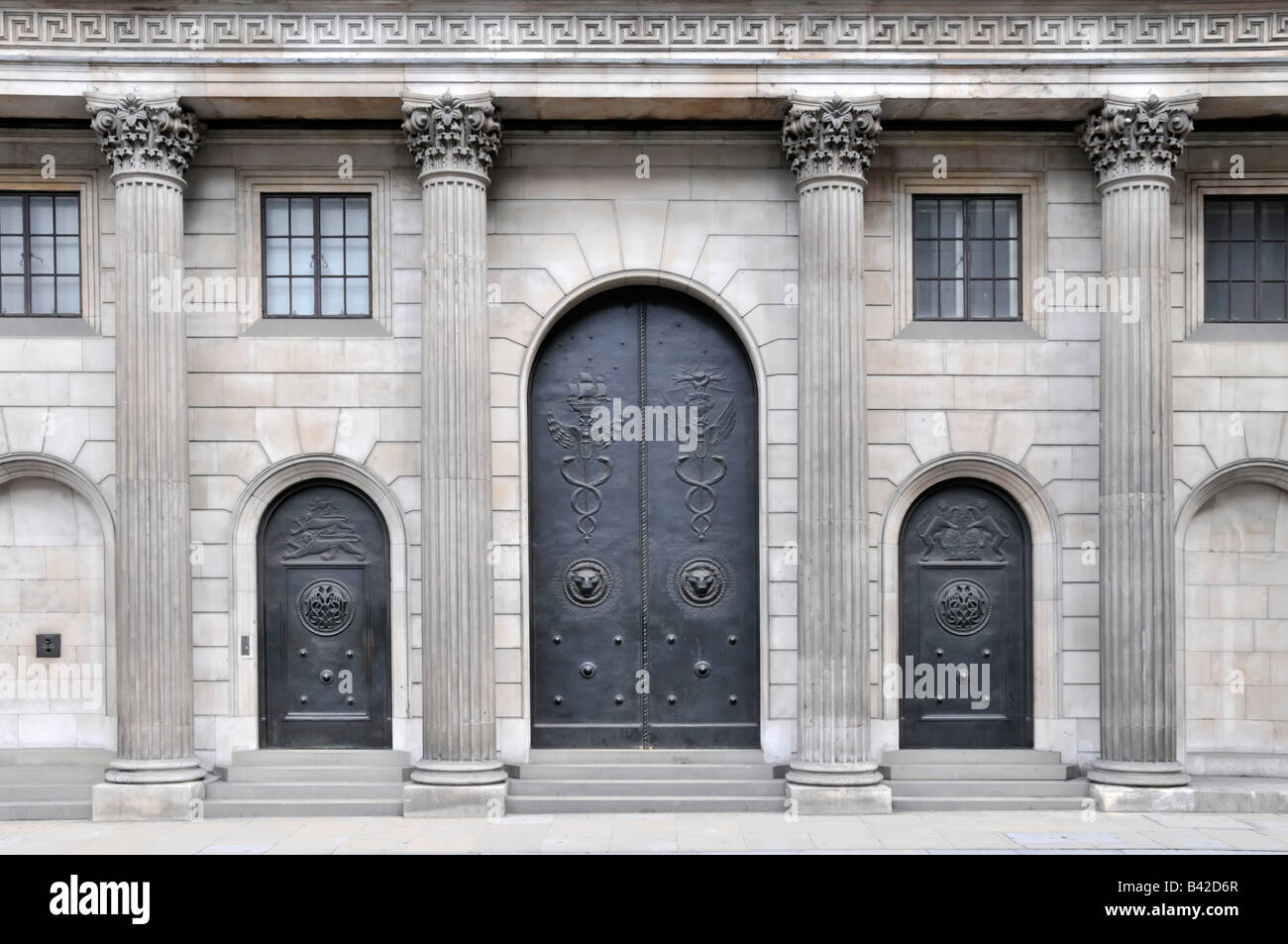 Porte d'ingresso principali nere chiuse per gli storici locali della Bank of England nel famoso City of London Square Mile visto nel tranquillo sabato Inghilterra Regno Unito Foto Stock