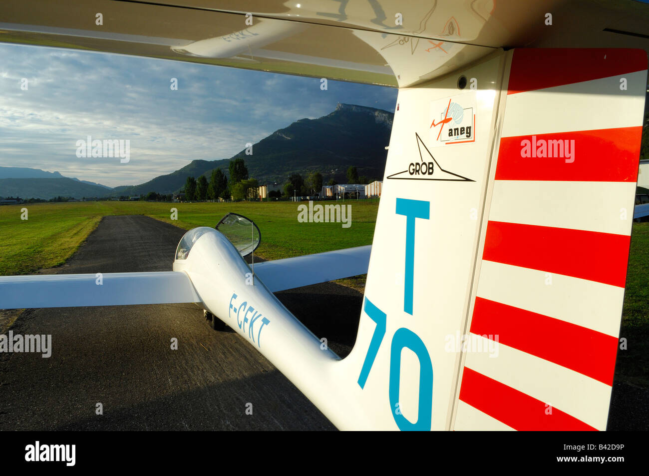 Un aliante Grob Twin Astir pronto a decollare su un campo di aviazione francese in francese Savoy Alpi - Francia Foto Stock