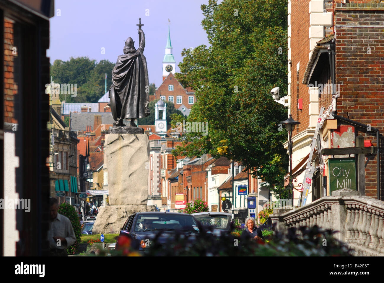 Winchester con la statua di Re Alfred il Grande, Hampshire Inghilterra UK Foto Stock