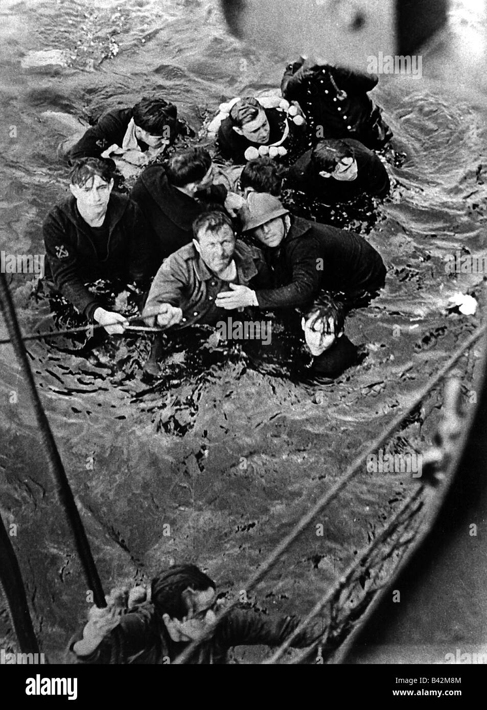 Eventi, Seconda guerra mondiale / seconda guerra mondiale, Francia, Dunkerque, evacuazione delle truppe alleate 27,5.- 4.6.1940, soldati francesi del cacciatorpediniere affondato 'Bourrasque' che viene estratto dall'acqua, 30.5.1940, Foto Stock