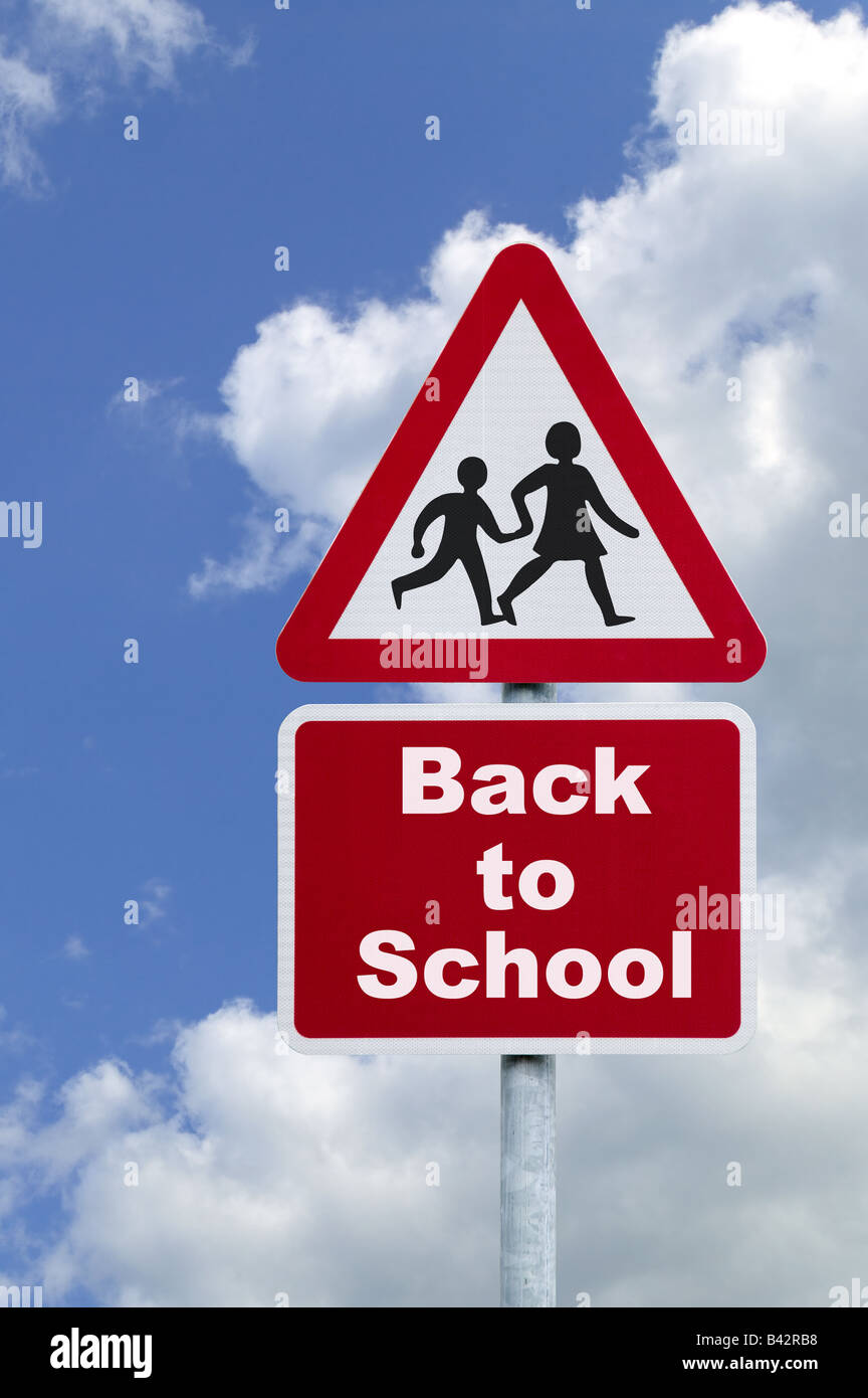 Il ritorno a scuola su un cartello stradale contro un blu cielo nuvoloso Foto Stock