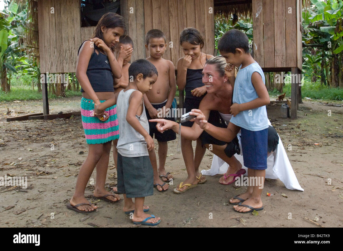 Un turista mostra bambini locali da un villaggio vicino al fiume Madeira si immagini che ha preso su di loro come una fotocamera digitale. Foto Stock