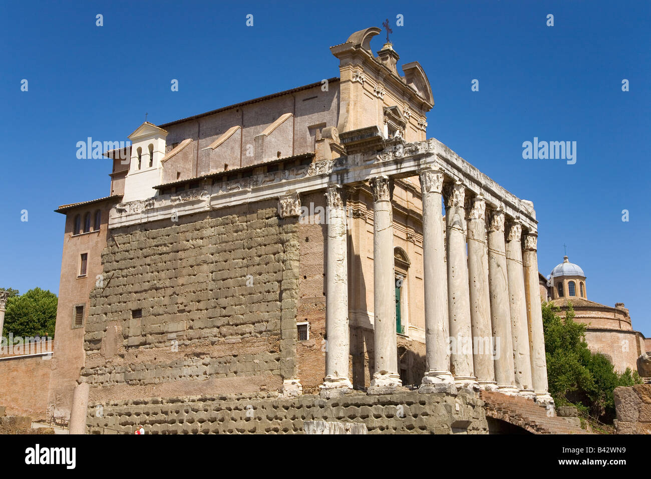 Tempio di Antonino e Faustina costruito nel 141 DC, al Foro Romano, Roma, Italia, Europa Foto Stock