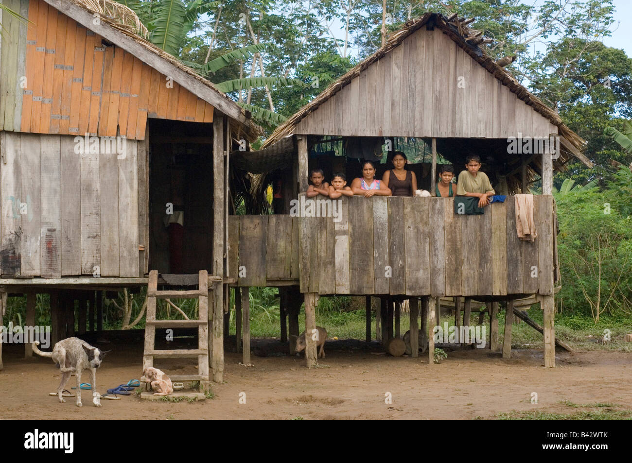 Una famiglia brasiliana pongono per la telecamera alla loro casa in un piccolo villaggio vicino al fiume Madeira. Foto Stock