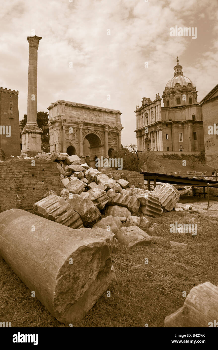 Immagine seppia di rovine romane con la colonna di Foca con foro romano in background in Roma, Italia, Europa Foto Stock