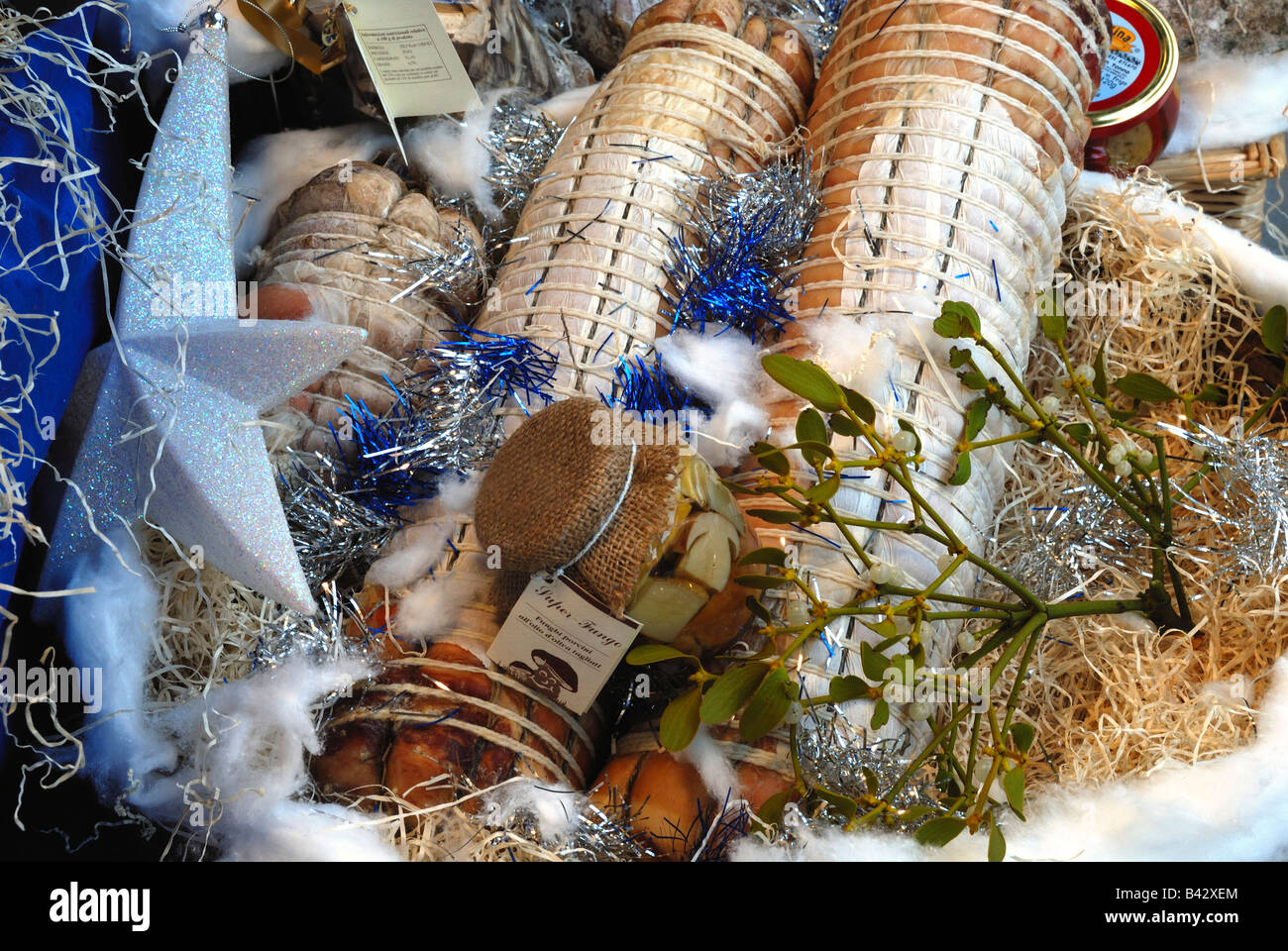 Un Natale cesto di specialità italiane con decoartions Foto Stock