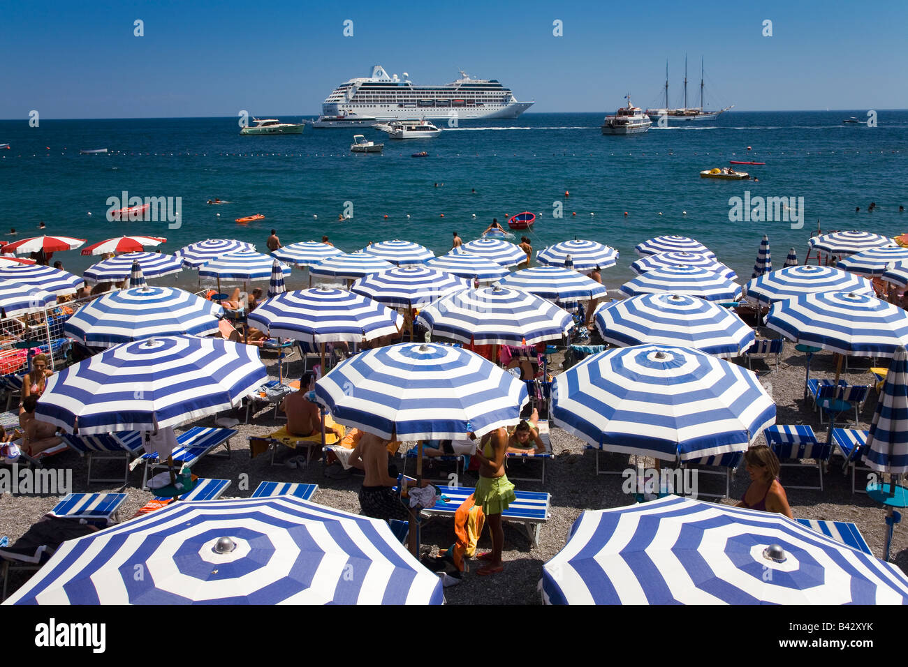 Vista in elevazione del famoso ombrelloni da spiaggia di Amalfi con la nave di crociera in background in provincia di Salerno, Amalfi, Italia, Foto Stock