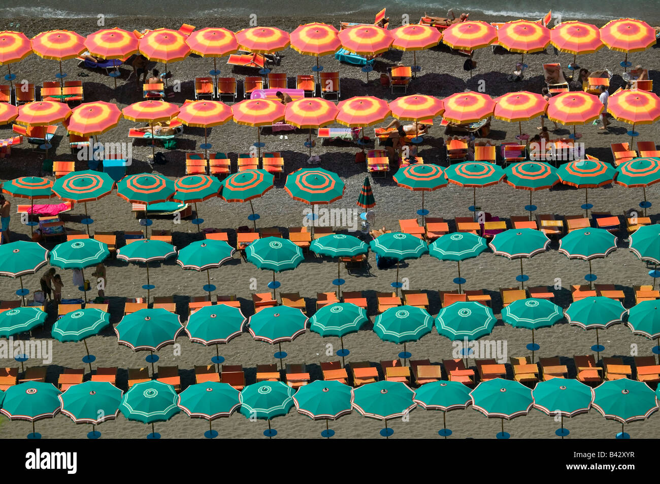 Modello di elevata vista della famosa spiaggia ombrelloni di Amalfi, una cittadina in provincia di Salerno, nella regione Campania, Italia, Foto Stock