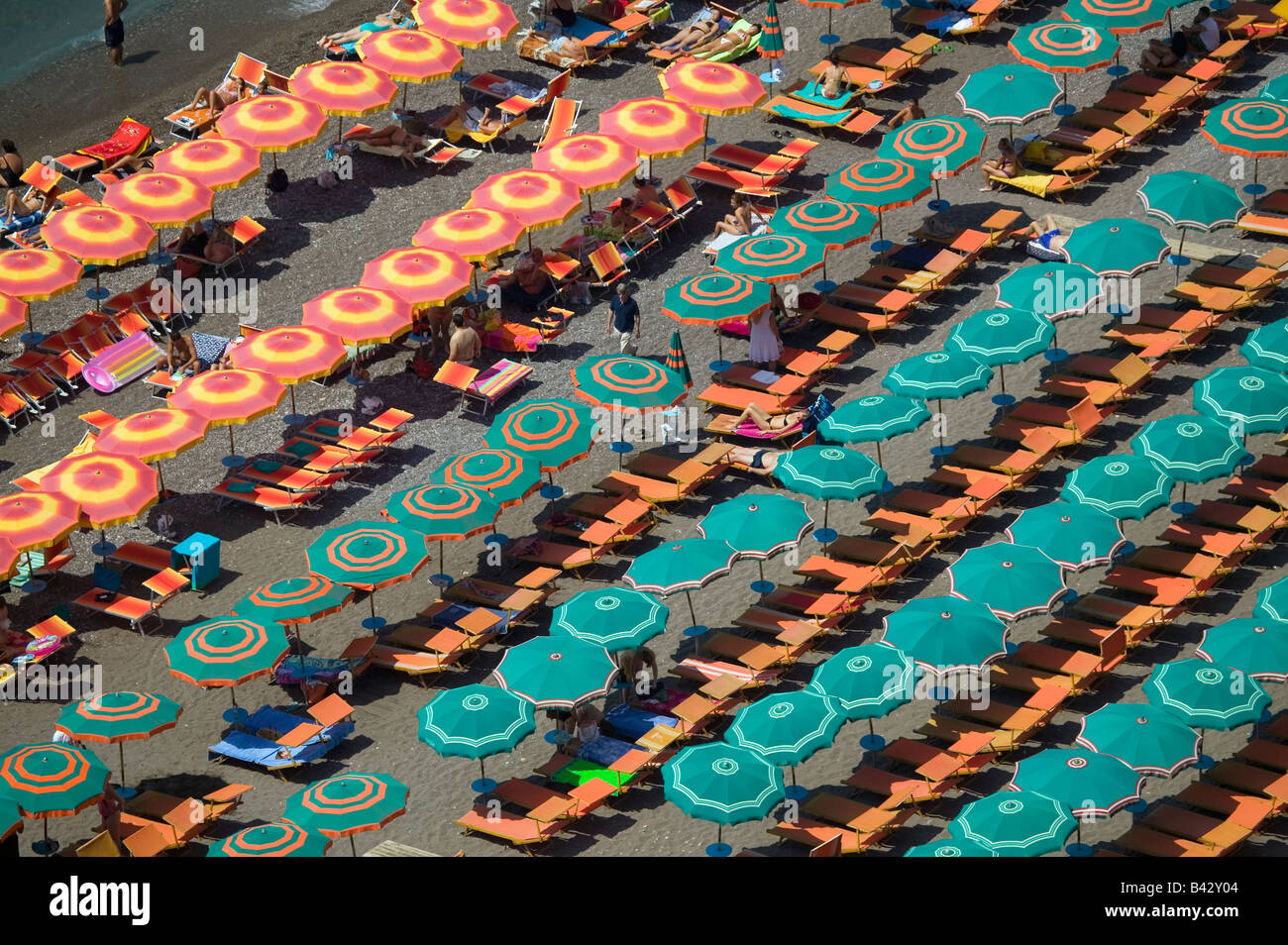 Modello di elevata vista della famosa spiaggia ombrelloni di Amalfi, una cittadina in provincia di Salerno, nella regione Campania, Italia, Foto Stock