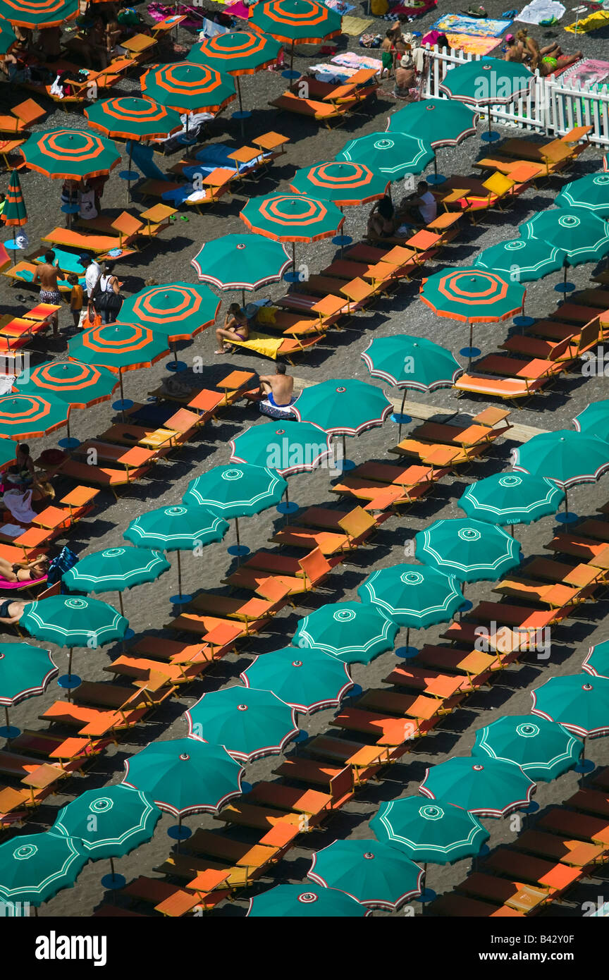 Modello di elevata vista della famosa spiaggia ombrelloni di Amalfi, una cittadina in provincia di Salerno, nella regione Campania, Italia, Foto Stock