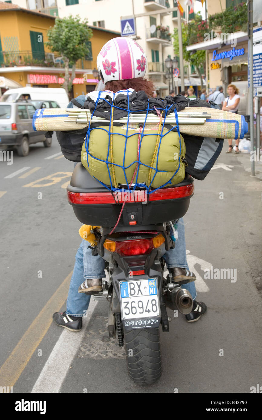 I motociclisti sull'isola d'Elba nel arcipelago toscano di Italia, Europa, dove Napoleone Bonaparte fu esiliato nel 1814 Foto Stock