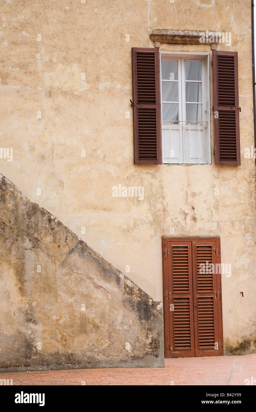 Vista esterna dei portali sull'isola d'Elba nel arcipelago toscano di Italia, Europa, dove Napoleone Bonaparte fu esiliato Foto Stock