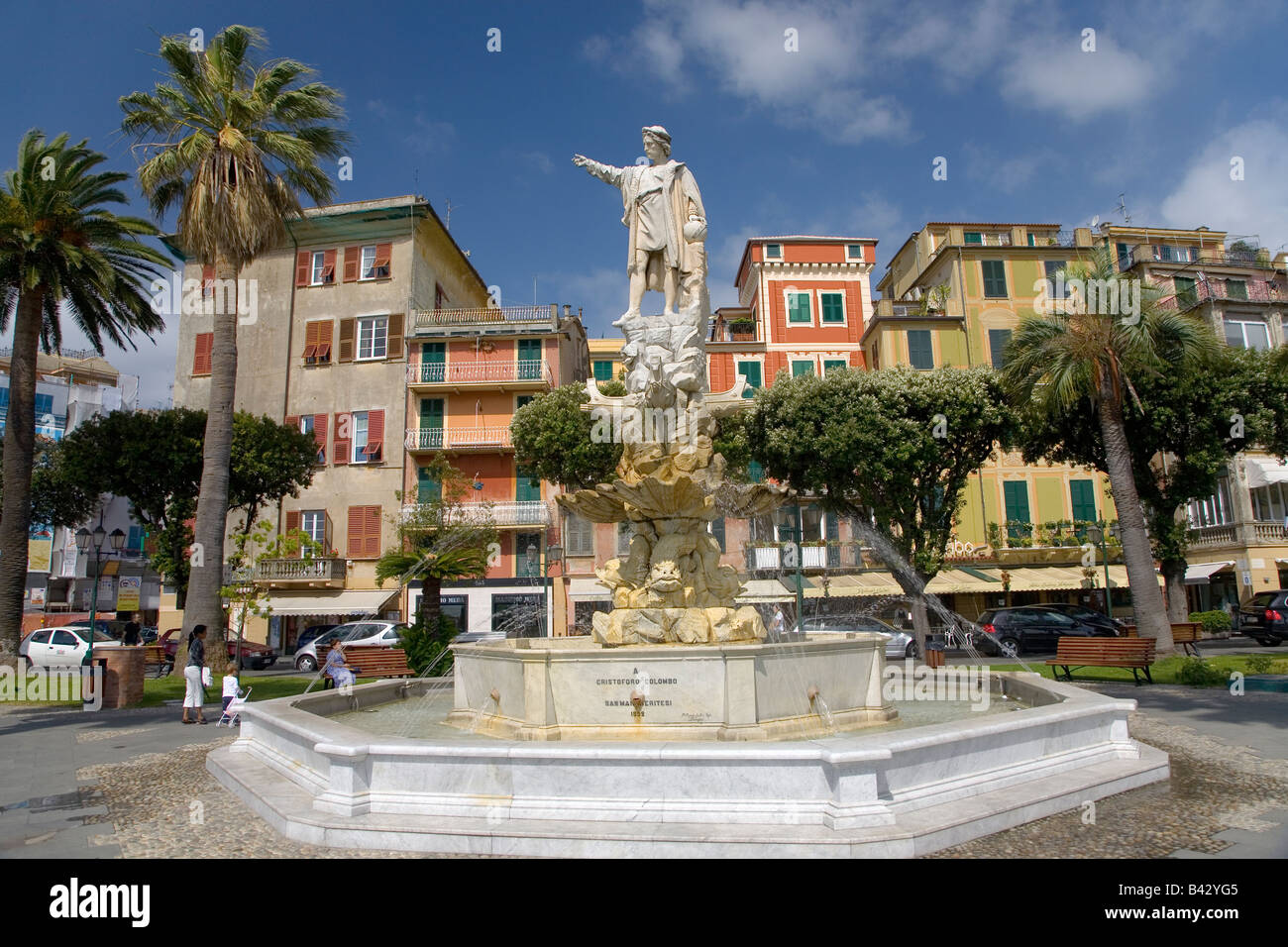 Statua di Cristoforo Colombo nel centro della città e la fontana a Santa Margarita, la Riviera Italiana, Italia, Europa Foto Stock