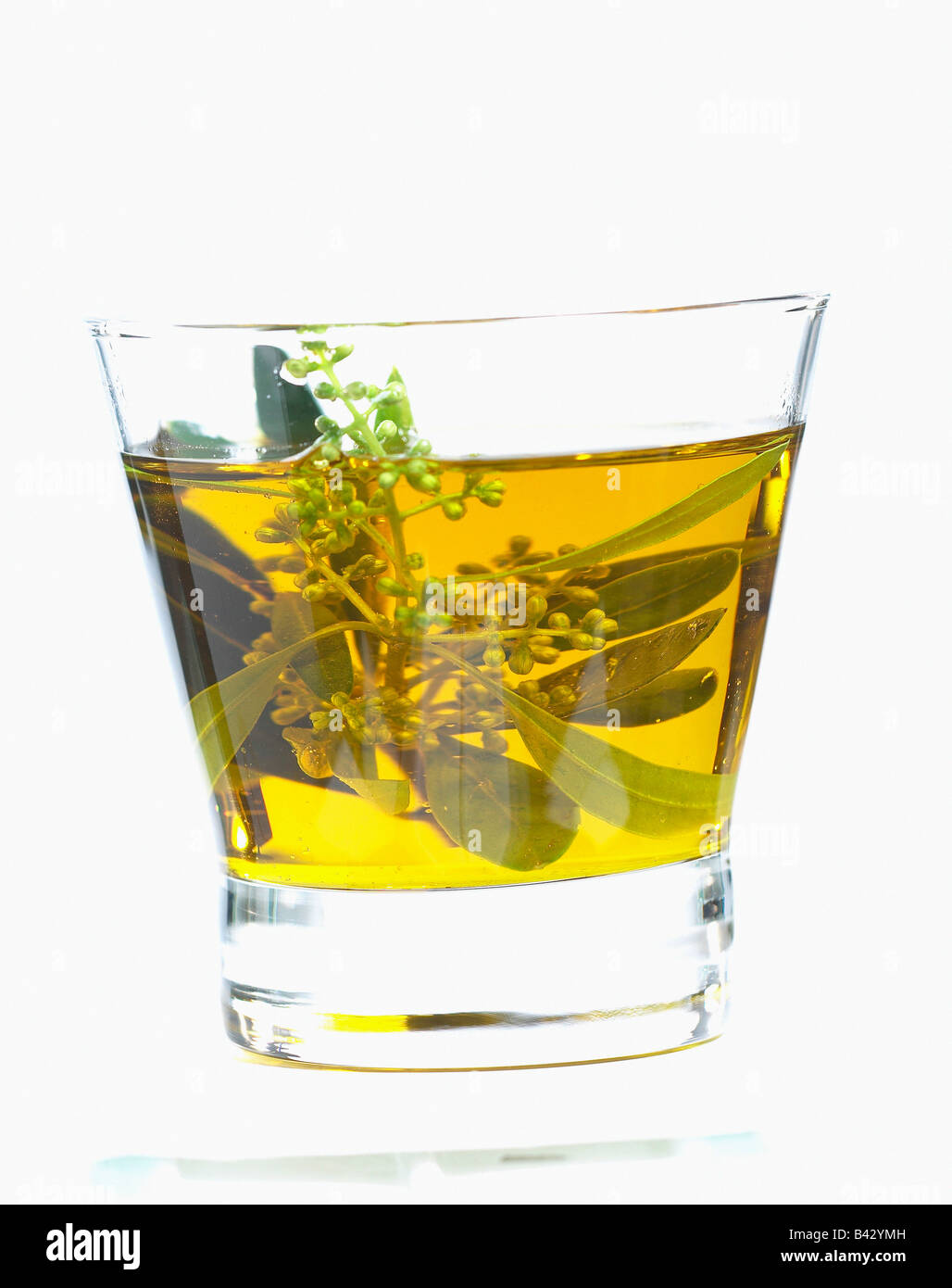 Un bicchiere di olio di oliva Foto Stock