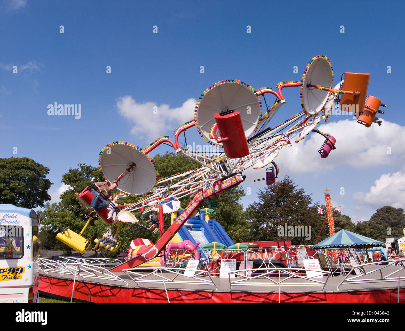 Le persone che si divertono in un giro in Octopus alla Findon Sheep Fair, Findon Village, West Sussex, Inghilterra, Regno Unito Foto Stock