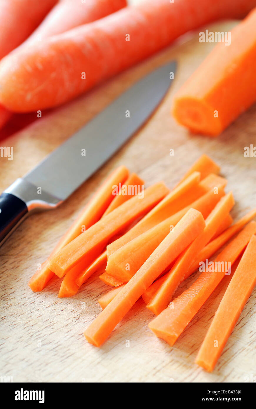 Tagliare le carote a bastoncini Foto stock - Alamy