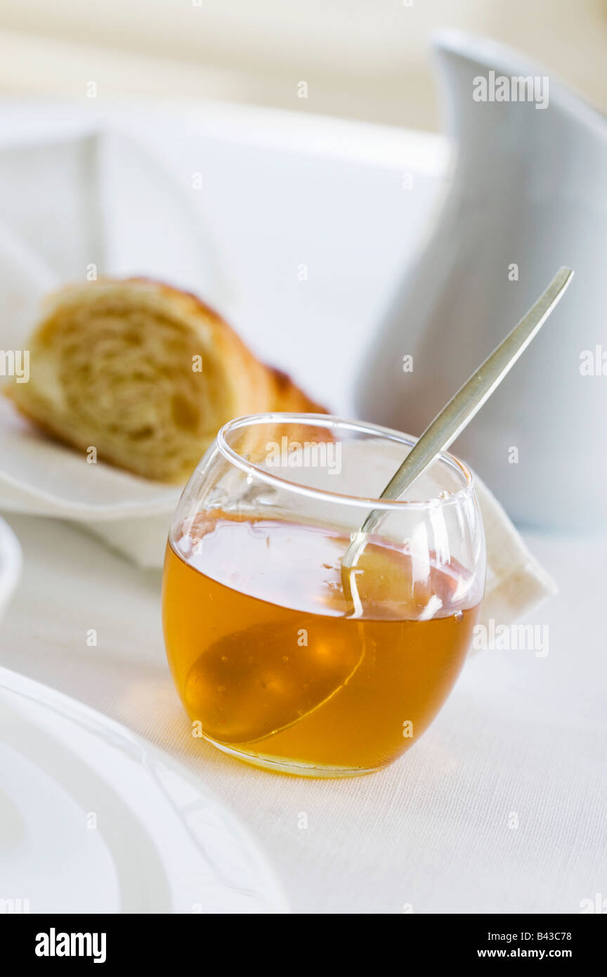 Vasetto di miele,croissant e la brocca del latte Foto Stock