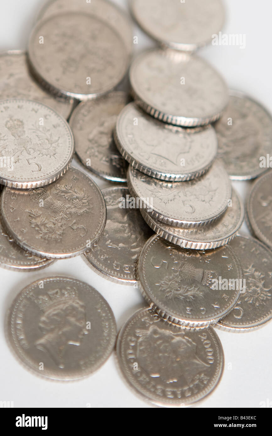 Una chiusura di una pila di 5 pence pezzi Foto Stock