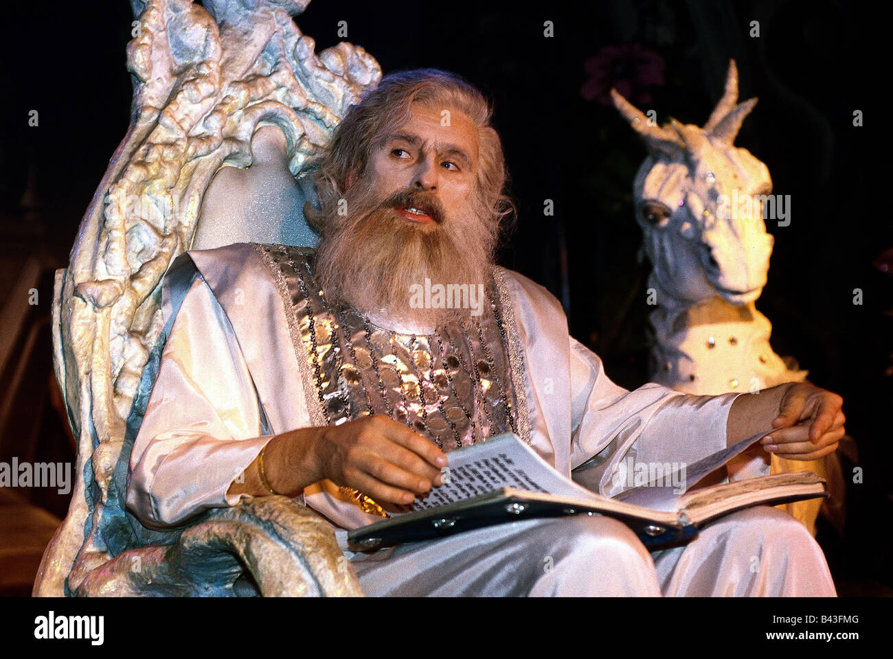 Gottschalk, Thomas, * 18.5.1950, moderatore e attore tedesco, di mezza lunghezza, come narratore di 70 anni Ernest Lennart, il suo 39th compleanno a Traumtheater Salome, 26.5.1989, Foto Stock