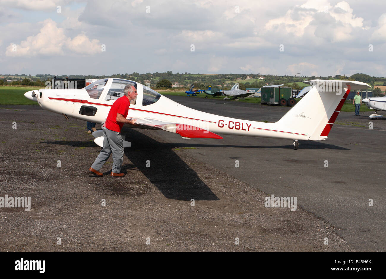 Grob G 109 motoveleggiatore motorglider essendo posizionato in corrispondenza di un aeroporto parcheggio grembiule di rampa. Foto Stock