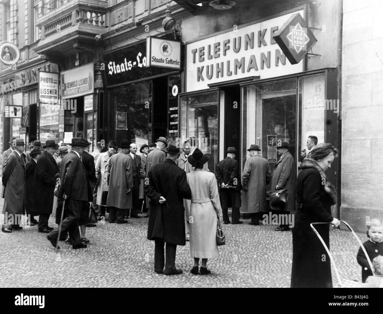 Eventi, Seconda guerra mondiale / seconda guerra mondiale, Germania, folla di fronte a un negozio di radio, ascoltando il quotidiano rapporto militare, Berlino, circa 1940, Foto Stock