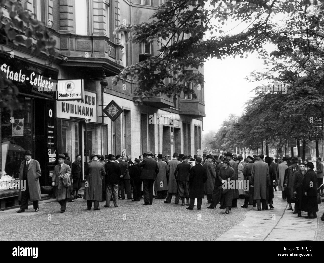 Eventi, Seconda guerra mondiale / seconda guerra mondiale, Germania, folla di fronte a un negozio di radio, ascoltando il quotidiano rapporto militare, Berlino, circa 1940, Foto Stock