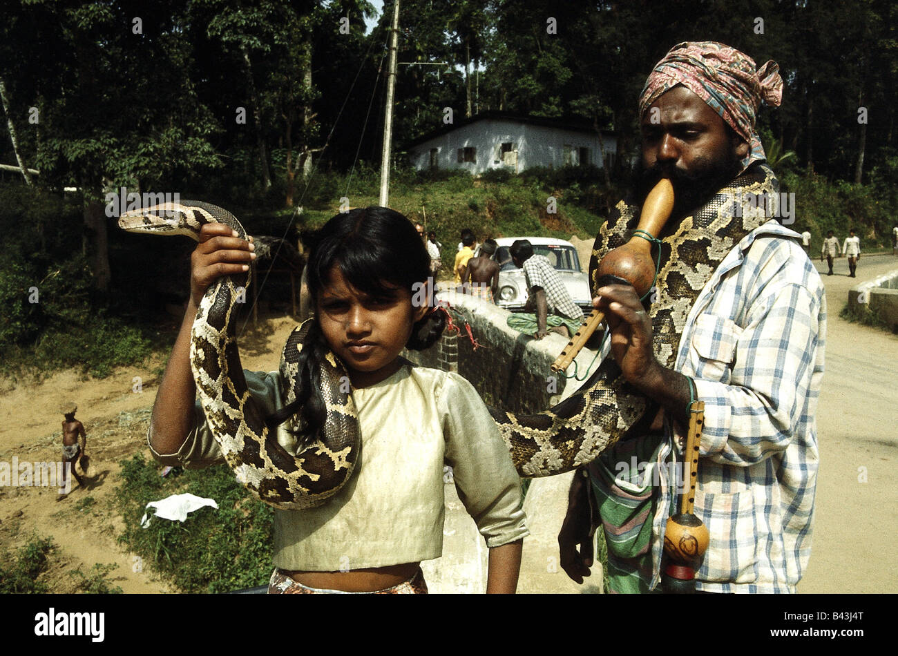 Geografia / viaggio, Sri Lanka, Persone, flauto giocatore, uomo, ragazza, animale, serpente, Cobra, Ceylon, isola, Foto Stock
