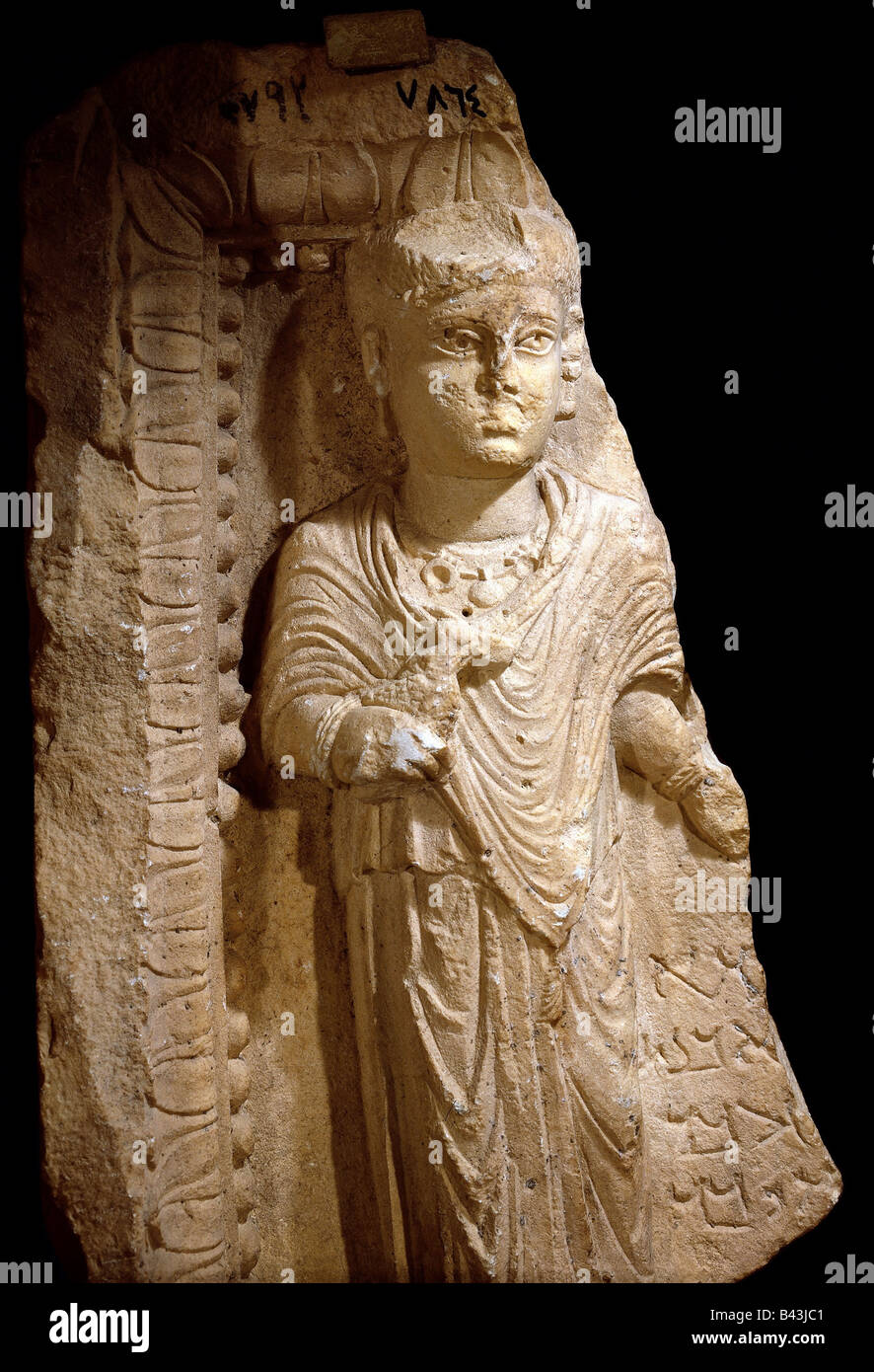 Belle arti, Impero Romano, scultura, di rilievo di una ragazza, banchetto funebre, frammento, decorazione di una tomba, gesso bianco, Palmyra, circa 200 DC, 56 x 33 cm, Museo Nazionale di Damasco, Siria, , artista del diritto d'autore non deve essere cancellata Foto Stock