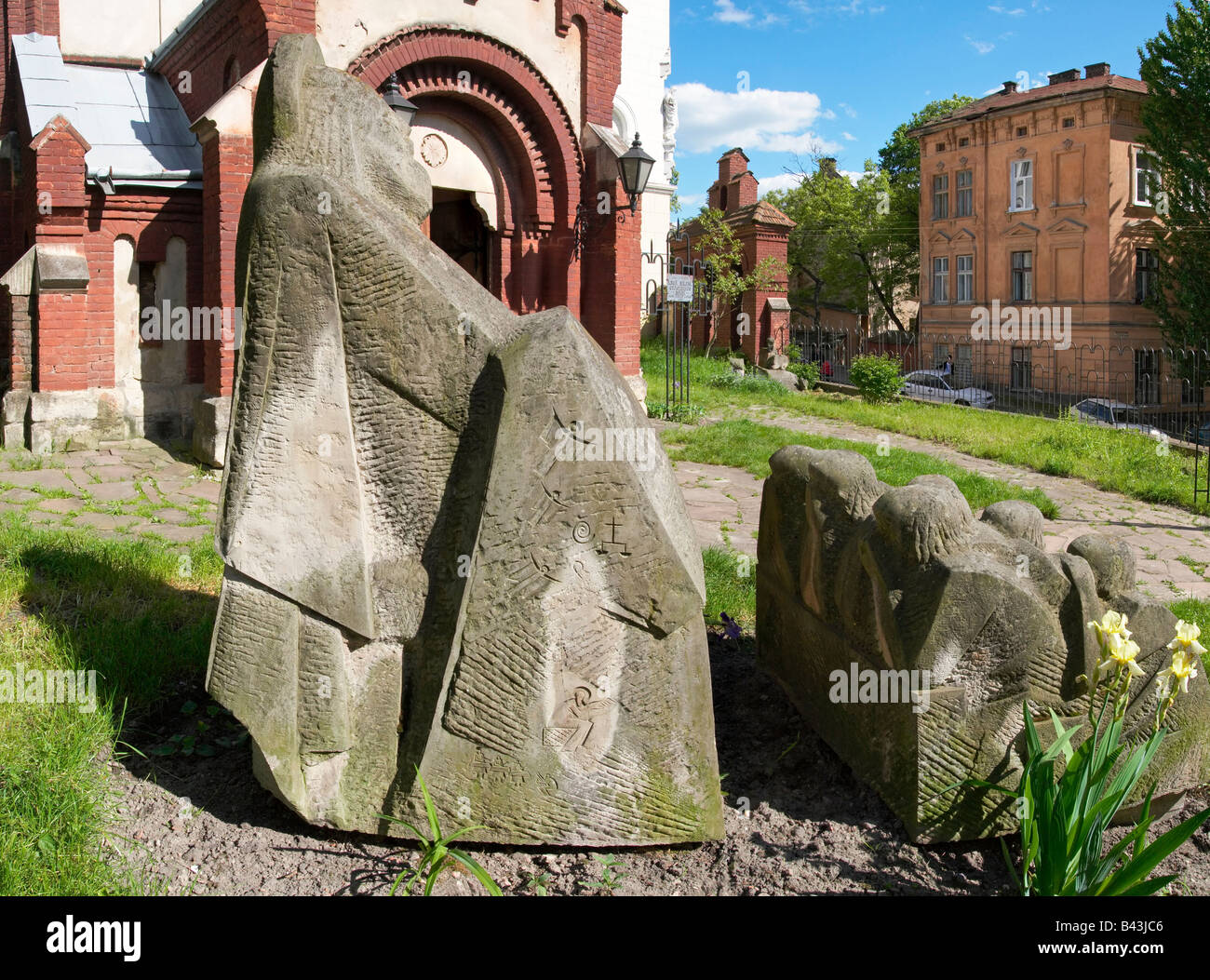 San Giovanni Battista e il gruppo scultoreo vicino alla Basilica di San Giovanni Battista in Lviv-City (Ucraina) Foto Stock