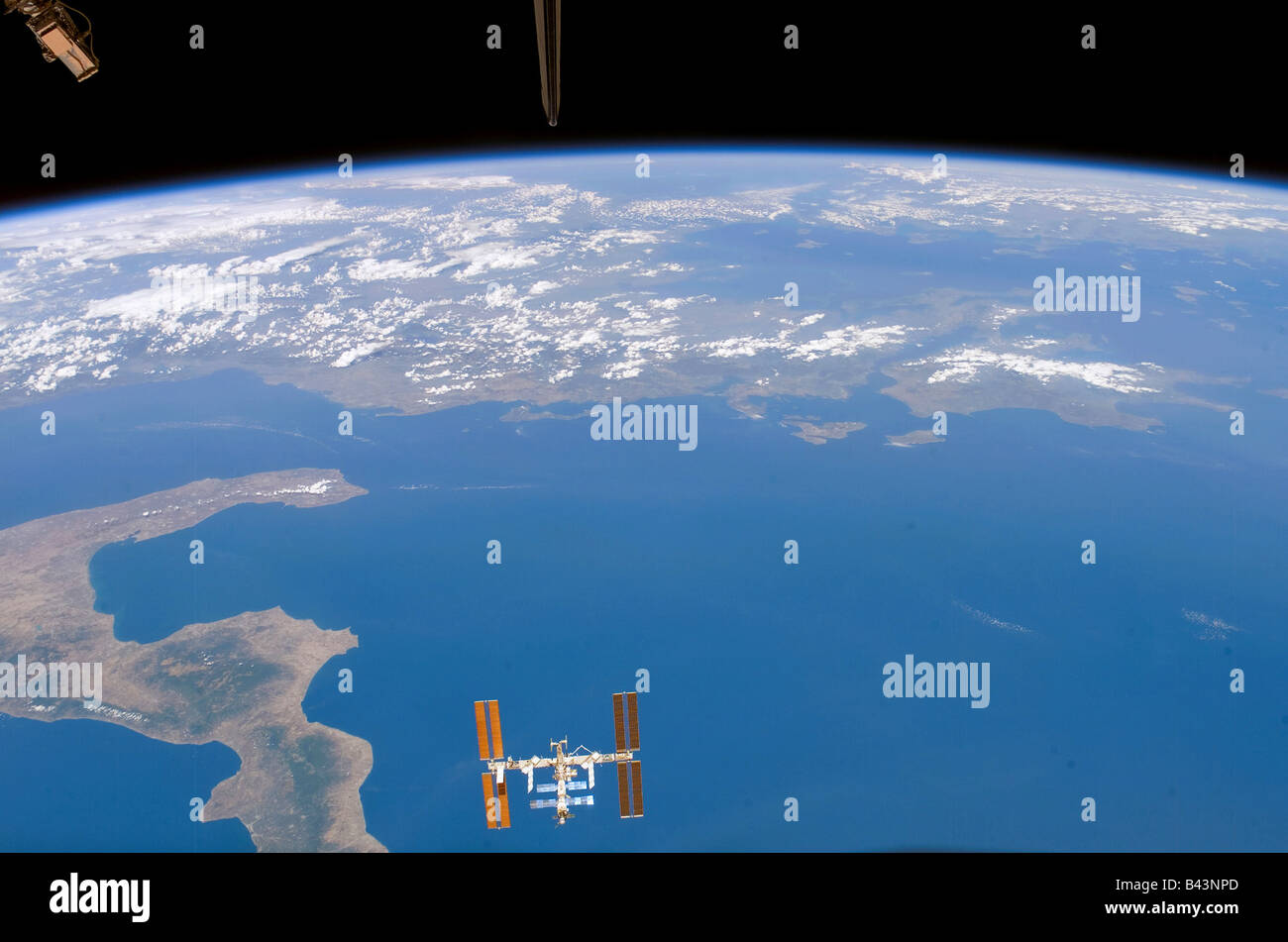 La stazione spaziale internazionale al di sopra di terra con una vista parziale dell'Italia Foto Stock