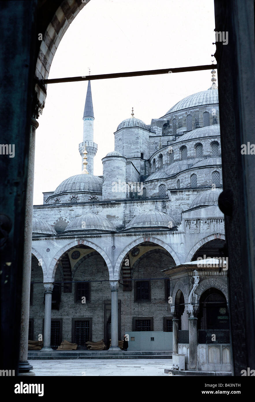 Geografia / viaggio, Turchia, Istanbul, Moschea Sultan Ahmed (Moschea blu), costruito da Mehmet Aga 1609 - 1616 d.C., cortile interno con fontana, sultan Akhmad i, impero ottomano, corte, architettura islamica, 17th secolo, religione, islam, galleria, colonne, arco, minareto, storico, antico, patrimonio culturale mondiale dell'UNESCO / Siti, Foto Stock